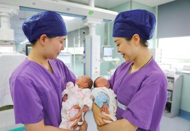 如果告诉你，52岁高龄女子，不仅生了孩子，还生下了龙凤胎，你有什么感受？近日