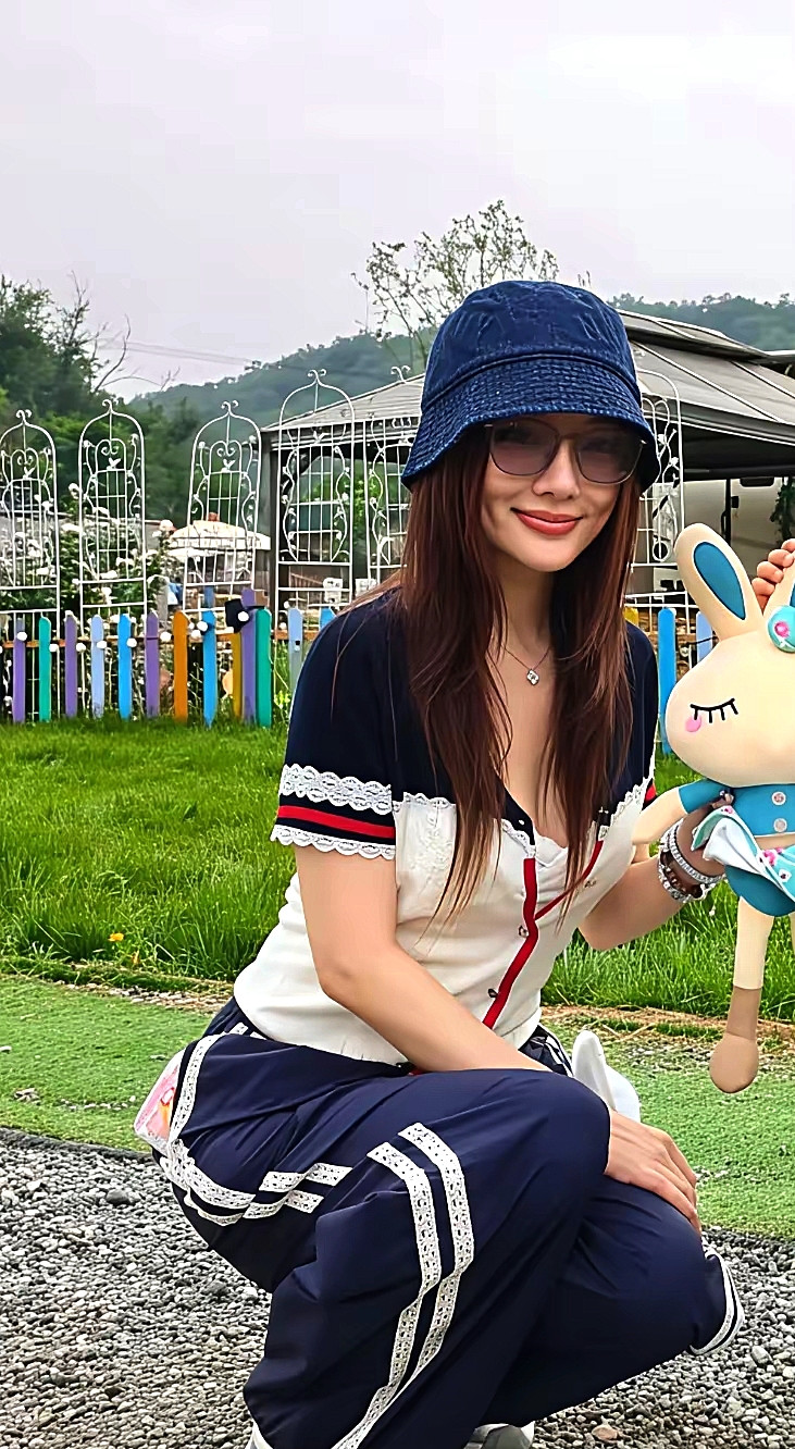 不怪李小璐为他生孩子，真人巨帅啊。