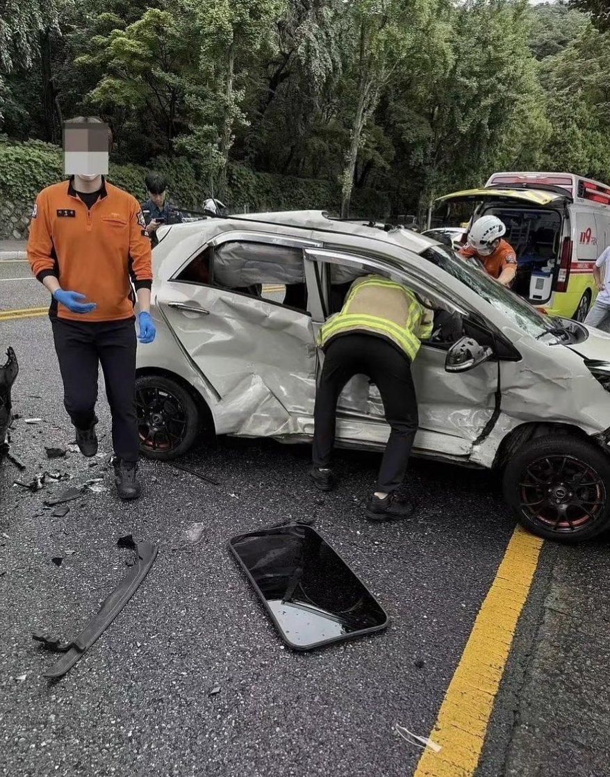 卧槽地上这是什么手机这么大😳ps:图来自网络​​​