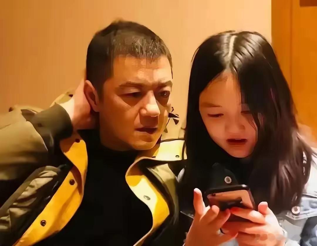 李亚鹏晒出一家四口合照，李嫣抱着同父异母妹妹李夏笑得特别松弛。能把复杂关系过成简