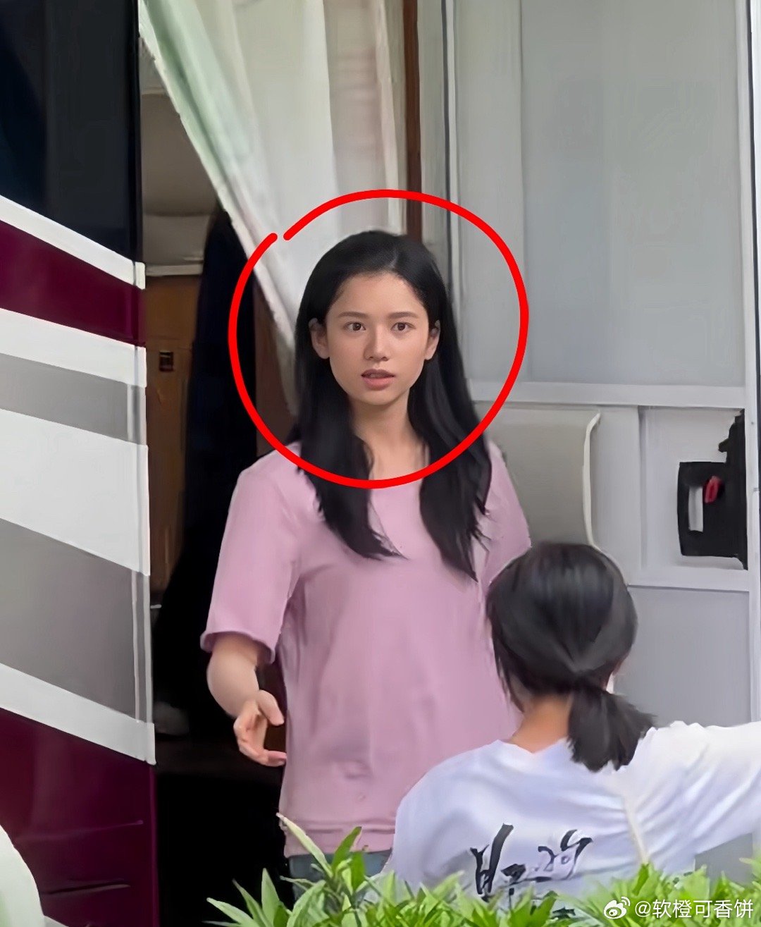 张婧仪素颜这脸？！谁敢信素颜状态这么好啊！！好真实的透亮，看起来软嘟嘟的我这黄?