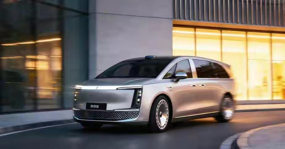 从厚厚的伪装谍照，到现在的高清渲染图，尊界这款MPV的悬念终于揭开了一角。谍照里