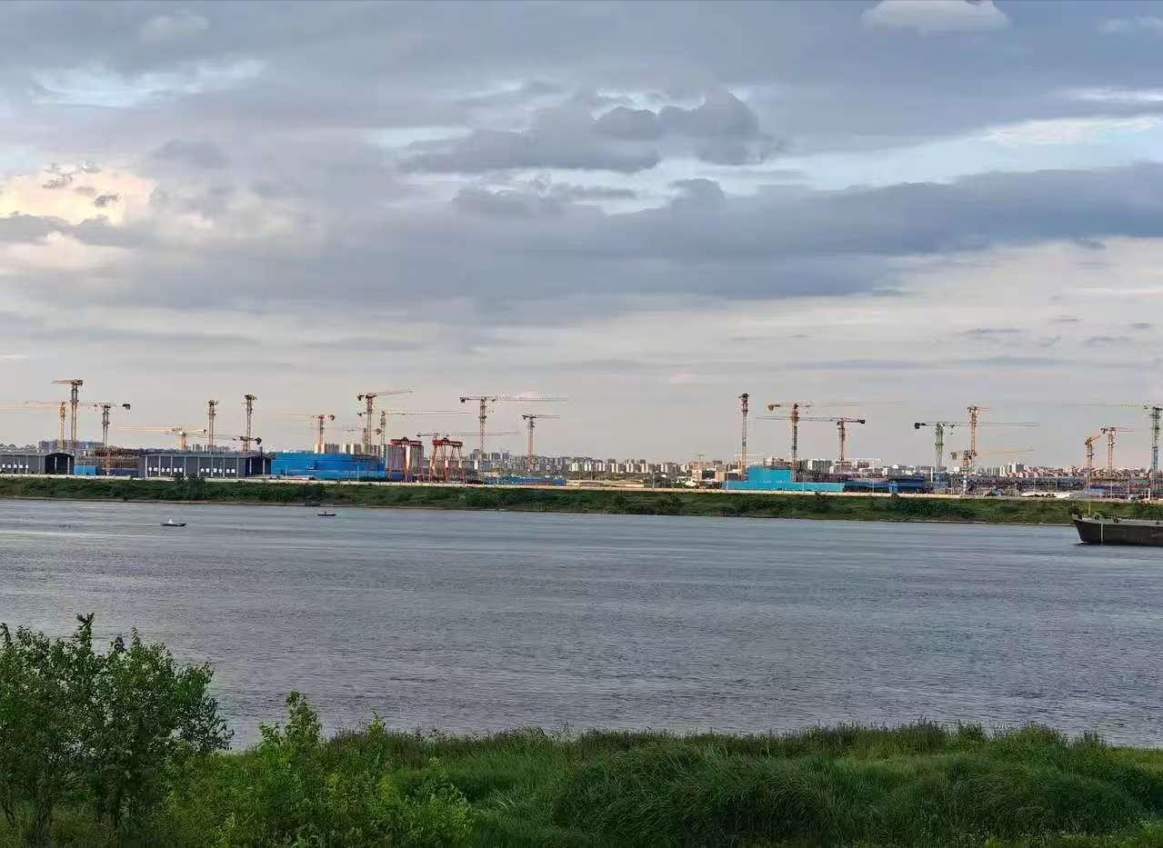 长沙奥体中心这建设速度杠杠的！站在湘江科学城首开区，一江之隔的奥体中心塔吊林立