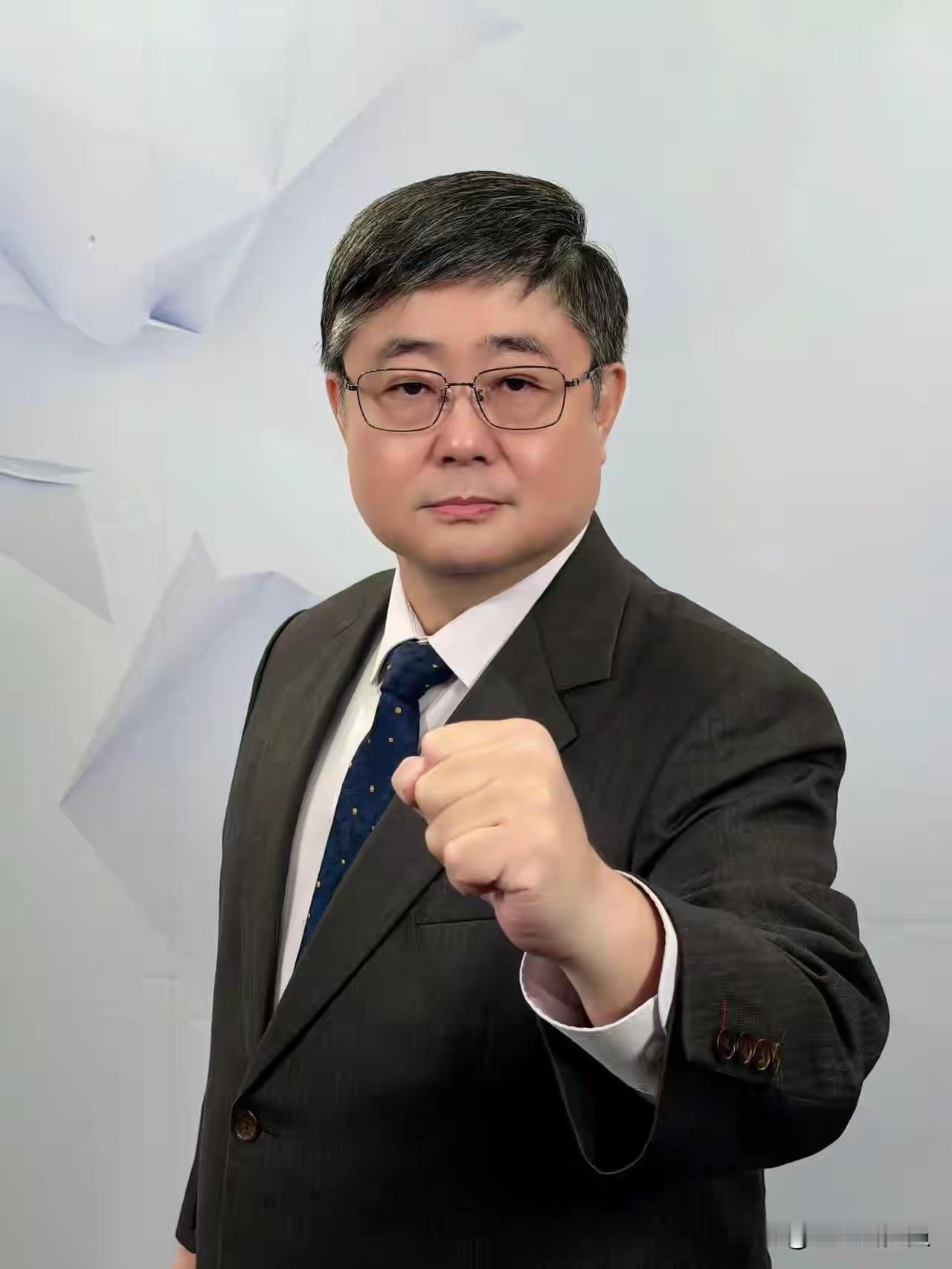 小舰长吕礼诗无惧民进党打压，威武不能屈小舰长吕礼诗参加完大陆海军节返台，遭