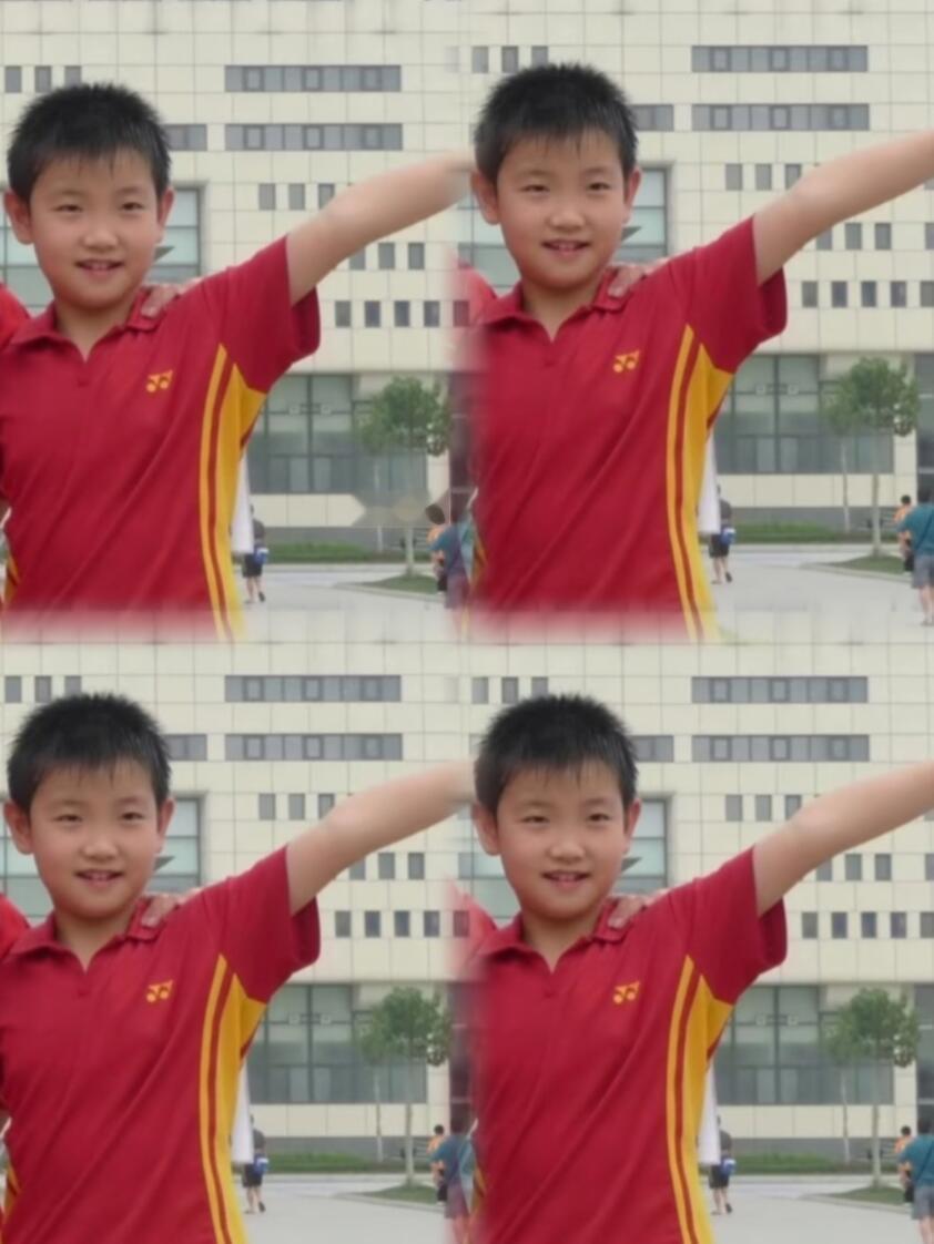 幼年的莎莎，就知道什么是中国红！懵懂的年纪，真的好可爱，短头发，利落又可爱的小