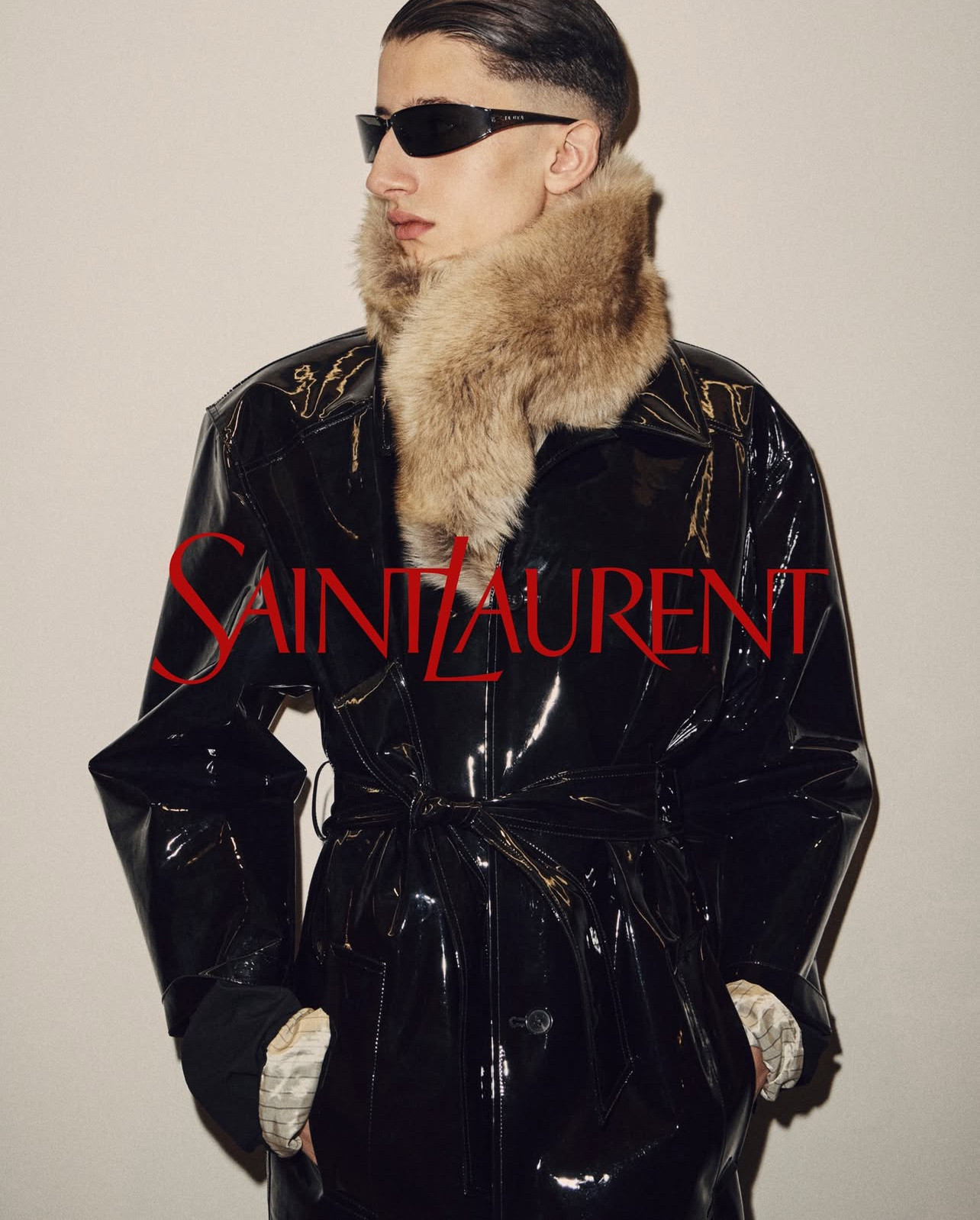 圣罗兰巴黎男装大秀在巴黎冬日的夜幕下，2026冬季男装系列于城市华灯初上之时揭开