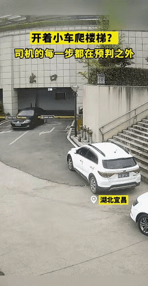 看到最后从驾驶室里出来一个女司机，我就理解了。一辆黑色轿车从出口出来，那么宽敞