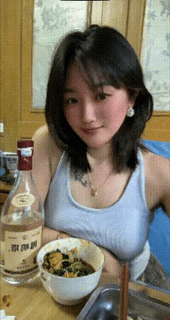 脸上红霞飞，甜美俏丽，真漂亮🌹
