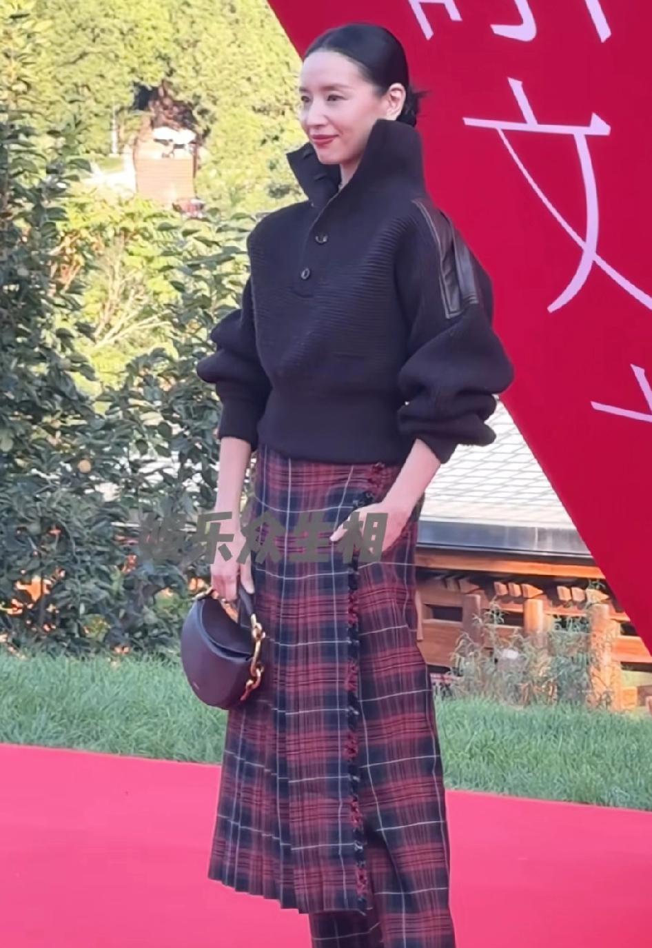 恕我直言：这是董洁最丑的一次穿搭！一条红格子的阔腿裤前面，竟然还有一个大裙摆，董