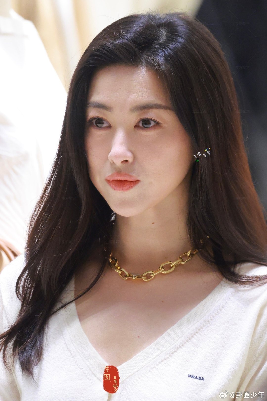 朱珠上海线下活动生图朱珠生图鲨疯全场，浅色穿搭温柔又大气，皮肤状态好到让人羡慕，