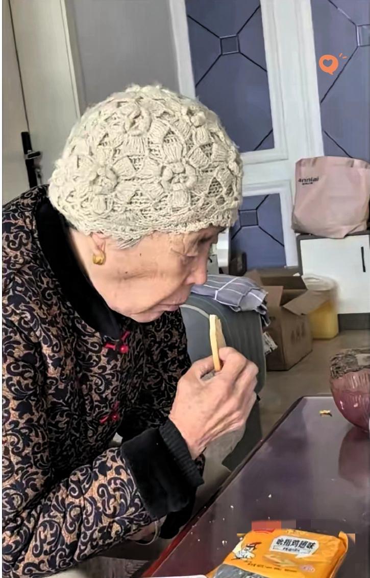 老公的大姨昨天在我们家里坐了三个小时，张口要借五万元，79岁了，谁敢给她借，她说