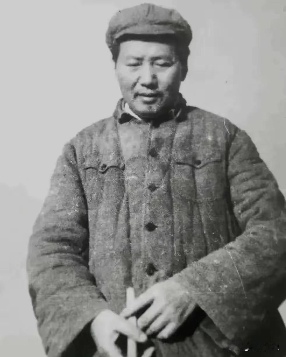 每当撑不住的时候，请看看四十岁的毛主席。我们眼下的困顿，只是个人生活的起伏；而他