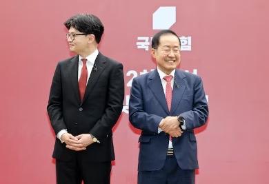 洪准杓怒批“党代表若总唱反调，总统怎能忍？”韩东勋反击：“拍马屁的人才该为戒严