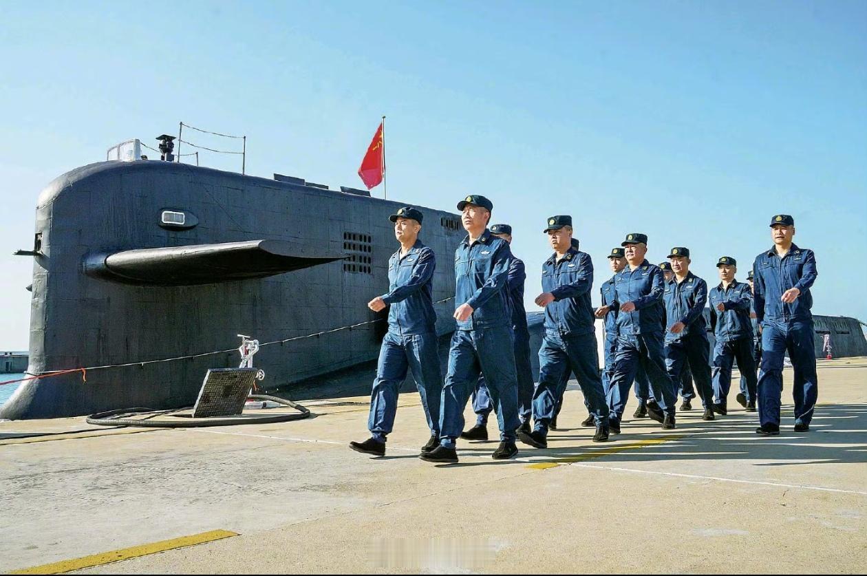 南海舰队的094战略导弹核潜艇的艇员分队正在列队下班，这些专业军士们全部是中年老