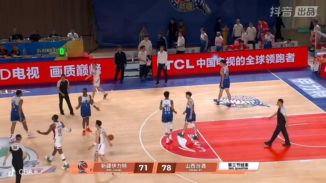 三节比赛打完，新疆飞虎男篮追近了比分！在刚刚结束的新疆飞虎
