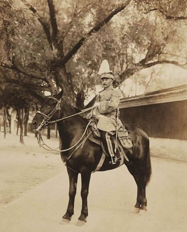 1918年张作霖派韩麟春带50万大洋去上海买兵工厂。没成想韩麟春将大洋全输了，准