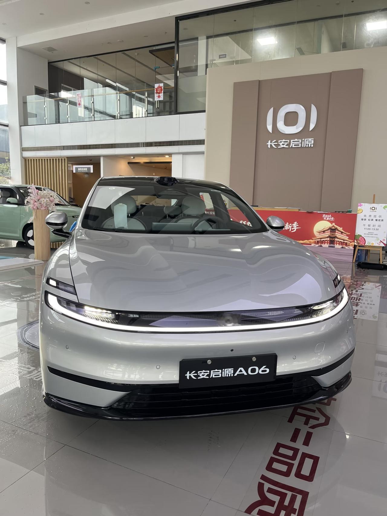 果然“没有伞的孩子，雨天就只能是拼命奔跑”，长安启源A06这款车，是有它的用户群