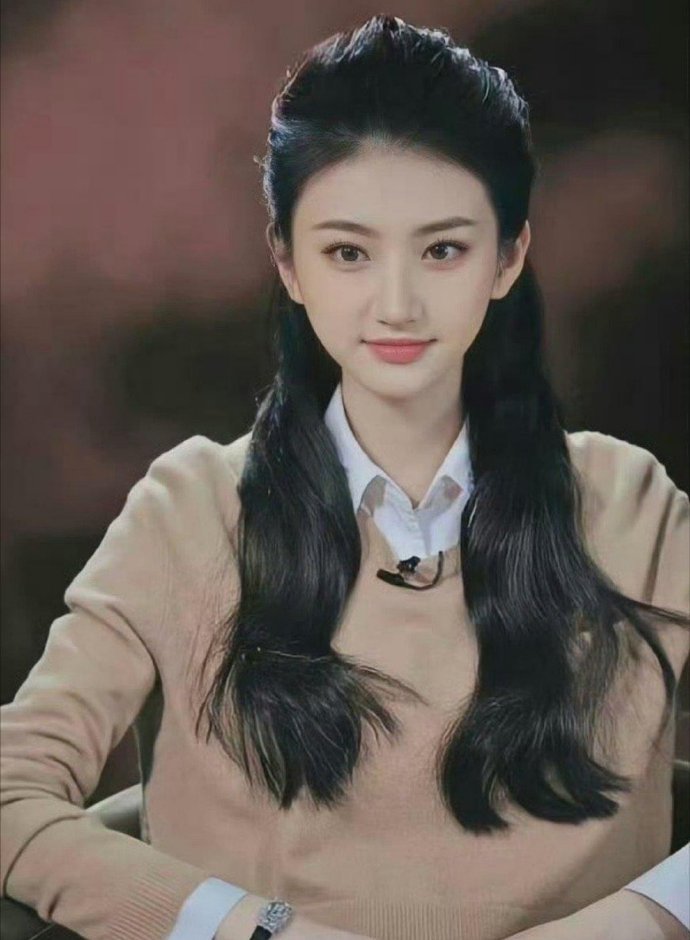 景甜用自己的方式诠释了什么叫顶级进化，不仅外表越来越精致，气质也越来越迷人，让人