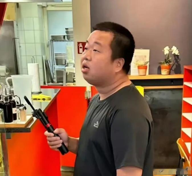 卢克文评价蓝战非事件：有一小部分在海外华人，本身就是亡命之徒，在国内劣迹斑斑，只