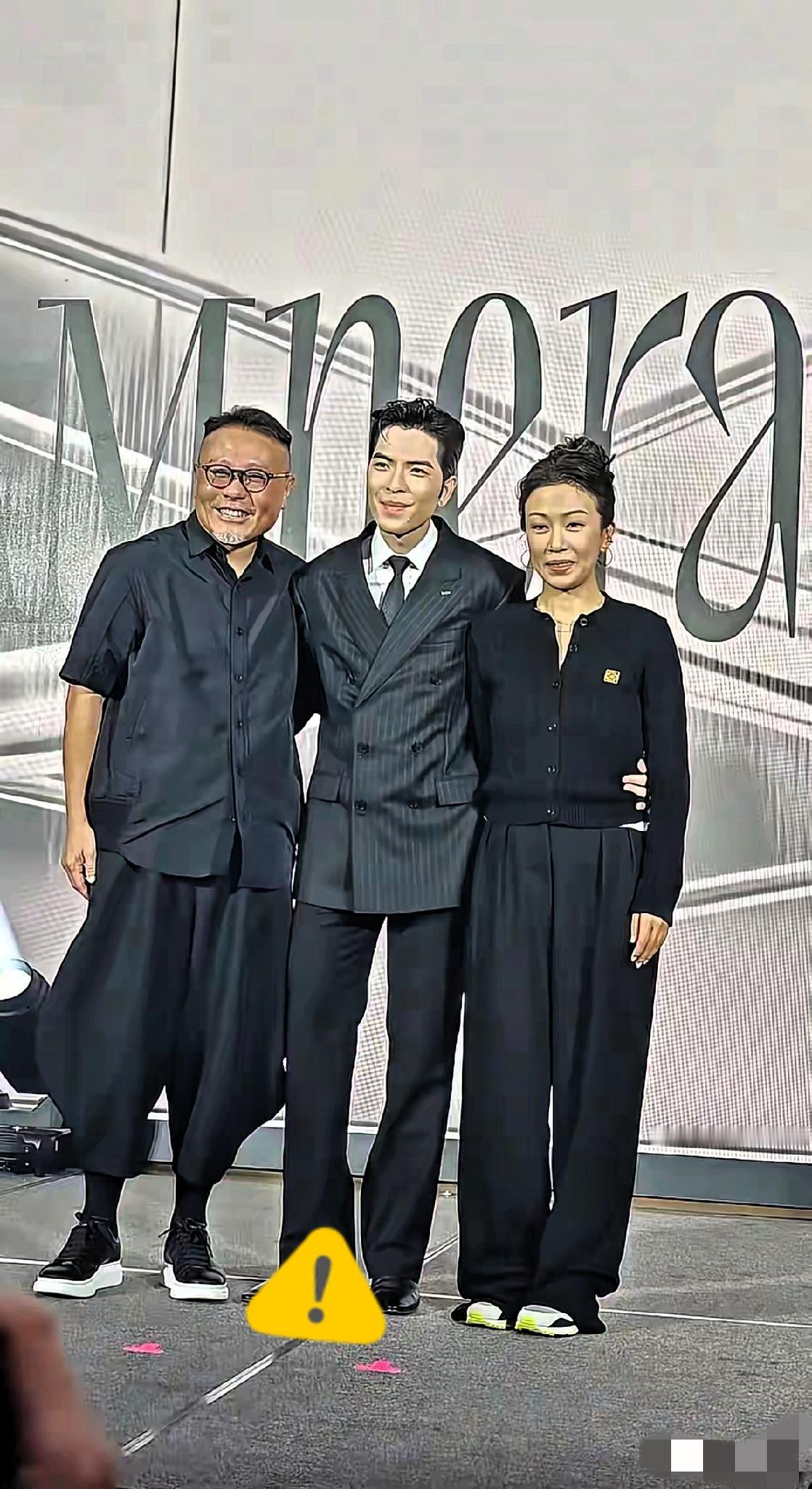 看到萧敬腾和他相差14岁的太太这么帅气的大明星，非一眼就认定比自己大十四岁的女