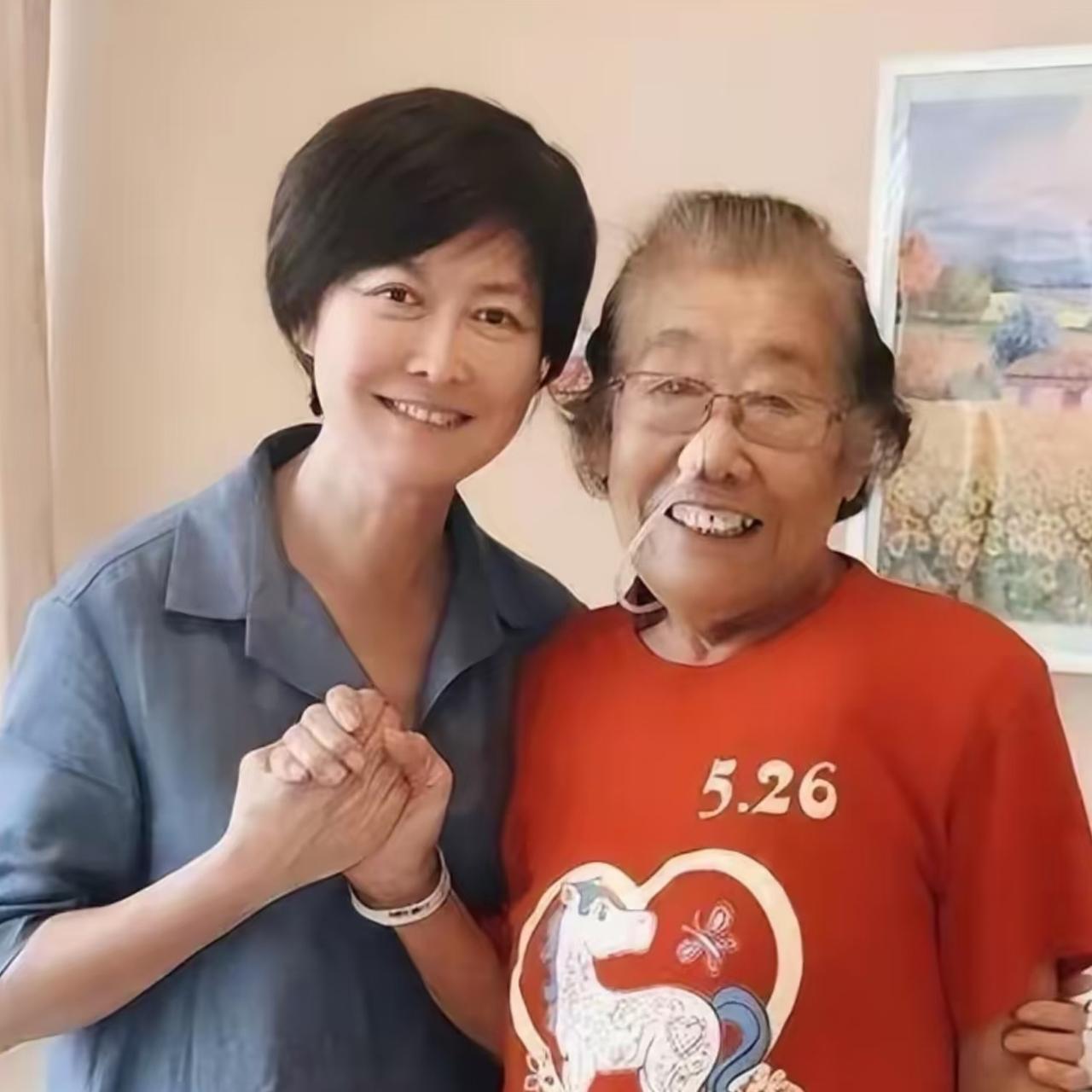 敬一丹陪伴住院母亲，一张罕见的留影，这张照片拍摄于2018年5月26日，北京的病