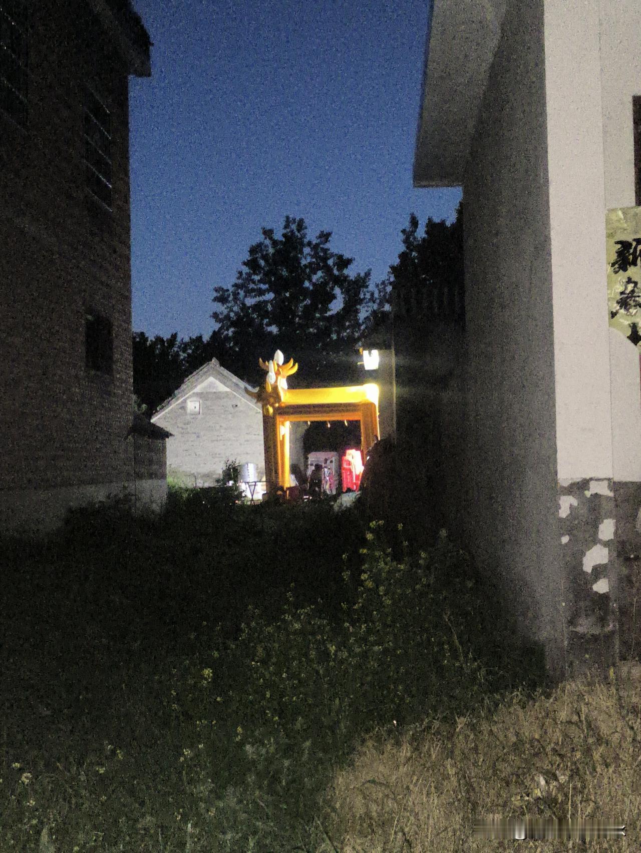 去年夏天至今年春天，这对夫妻相继离世，丈夫享年六十，妻子五十有余。当今社会，人