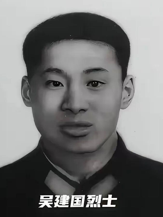 1979年对越自卫反击战，17岁新兵吴建国在奇袭高地战斗中身负八处重伤倒地。