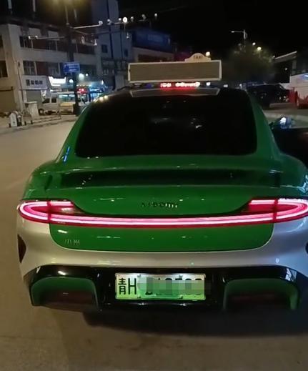 小米汽车都被改装成出租车了。这鲜嫩的绿色，加上车顶的标志。这个车起步价会不会很