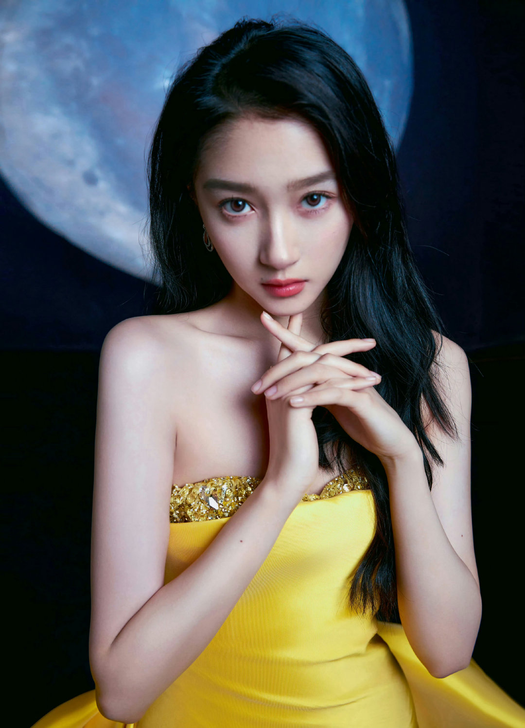 缎面黄裙高开叉，关晓彤一双长腿搭配细高跟，比例真的太绝了。​