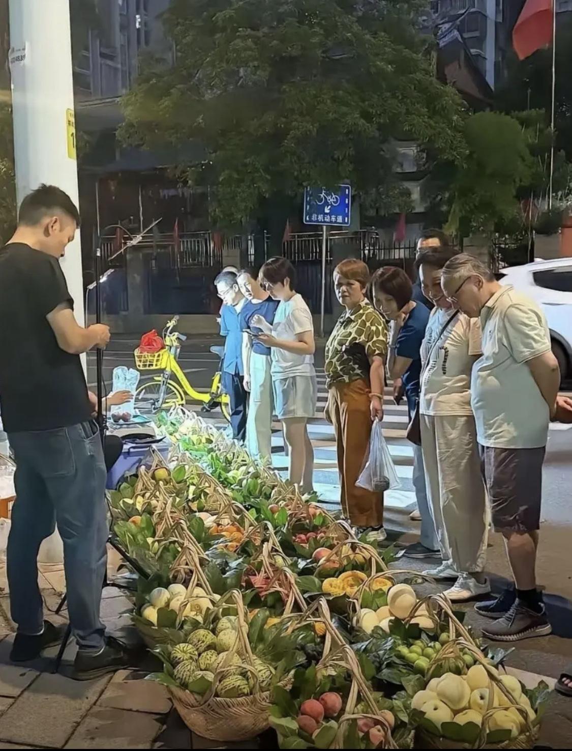 现在卖水果也这么卷了吗？[捂脸哭]