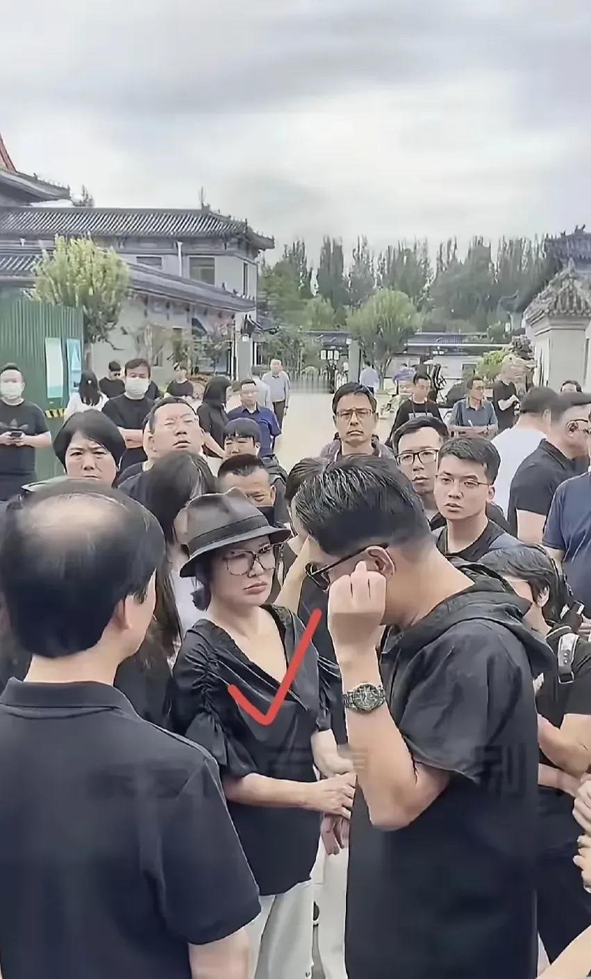 周艳泓真的太暖心了，失去千百惠自己也很伤心，可是看到黄安哭泣，也会当众拉着黄安的