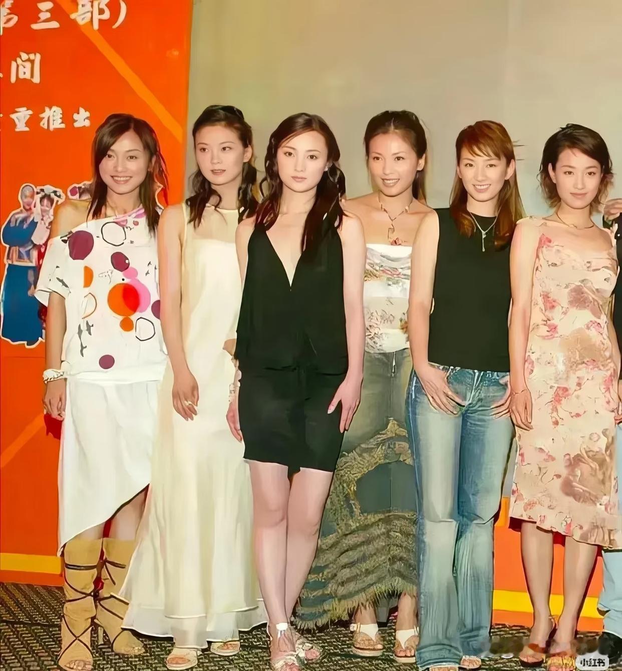 两个最边上的女人，如今是人气最高的女明星。