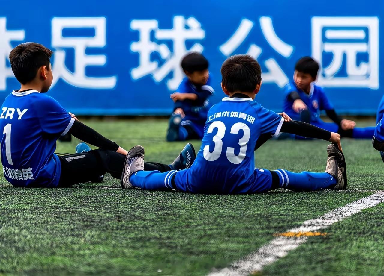9岁娃违约金1亿？青训到底在保护谁足坛又炸锅。足协宣布从2026年改革注册制，1