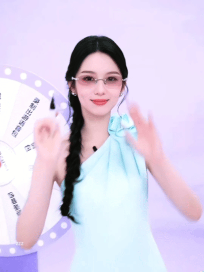 周也镜头表现力绝了骨相优越，气质独特，薄荷蓝长裙衬得清冷又优雅，麻花辫温柔又少女