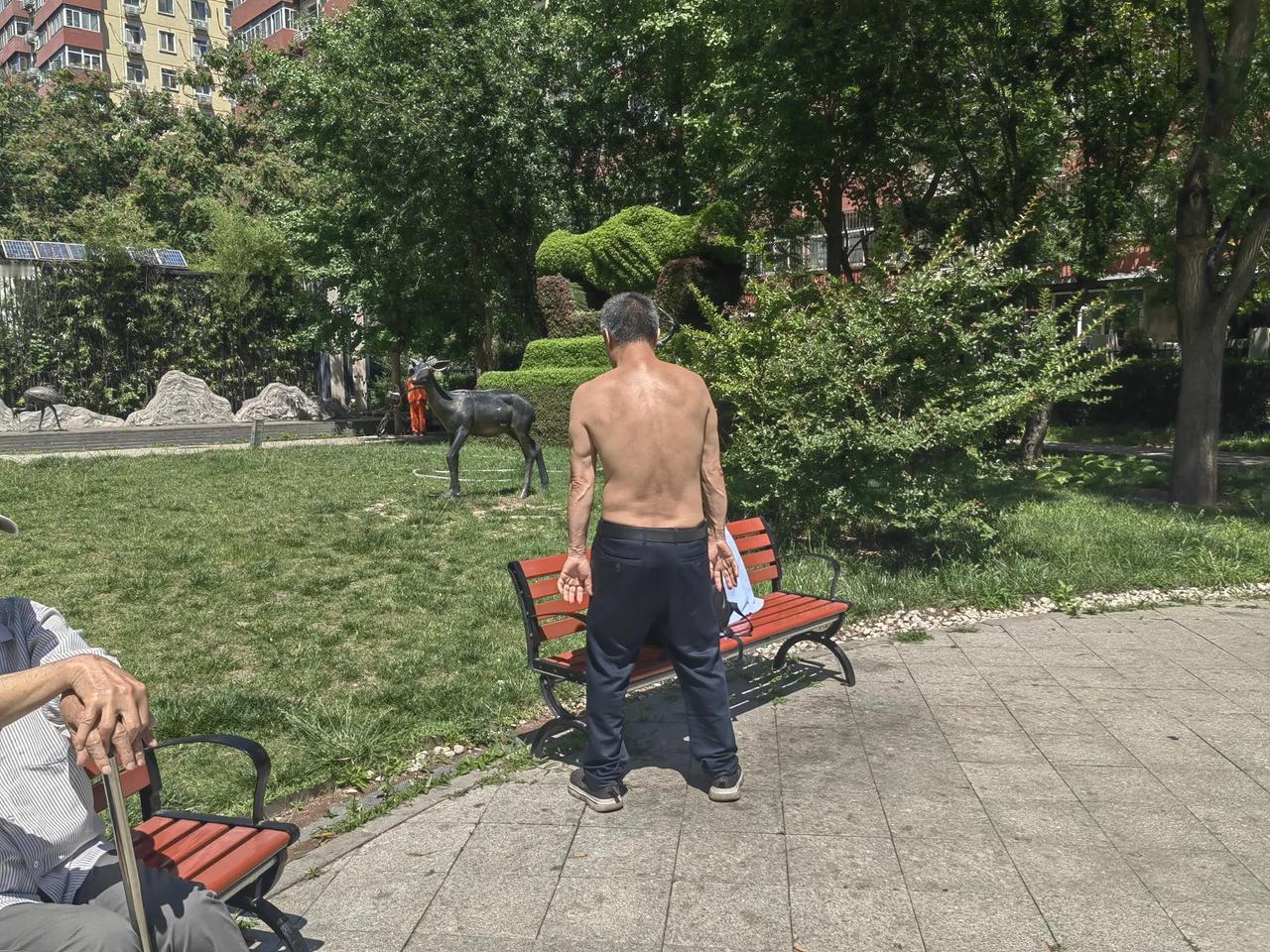 昨天上午10左右，我带孩子出去玩，在公园看到一个光着上身的男人低着头，在阳光下一