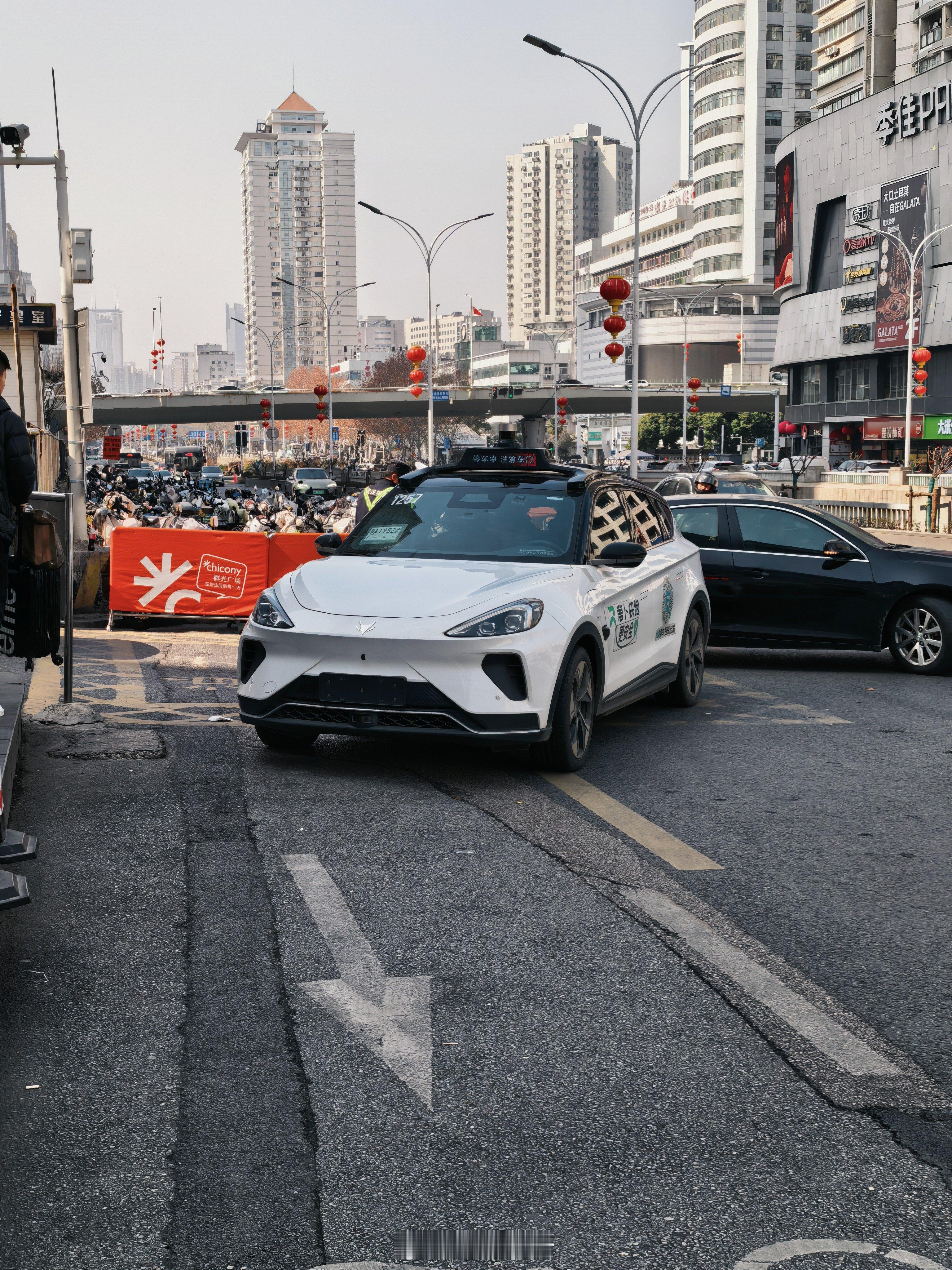 萝卜快跑把停车场出口堵了Robotaxi让人类司机一秒崩溃名场面诞生