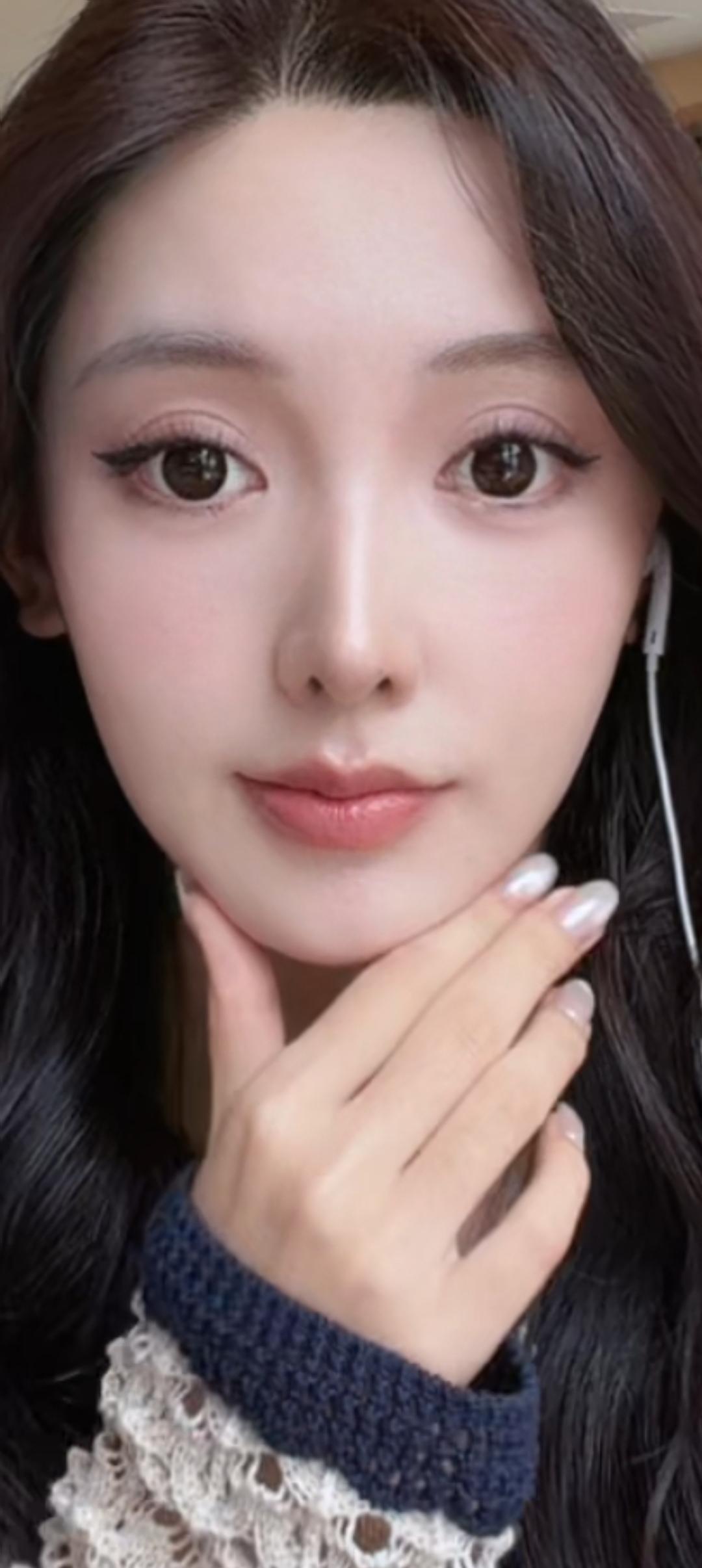 这姑娘好可爱，眼睛大大的。