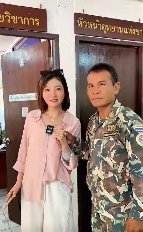 王暖暖前阵子去了趟泰国，专门找了个小旅馆里的大叔。这事儿得从十年前说起，当时她被