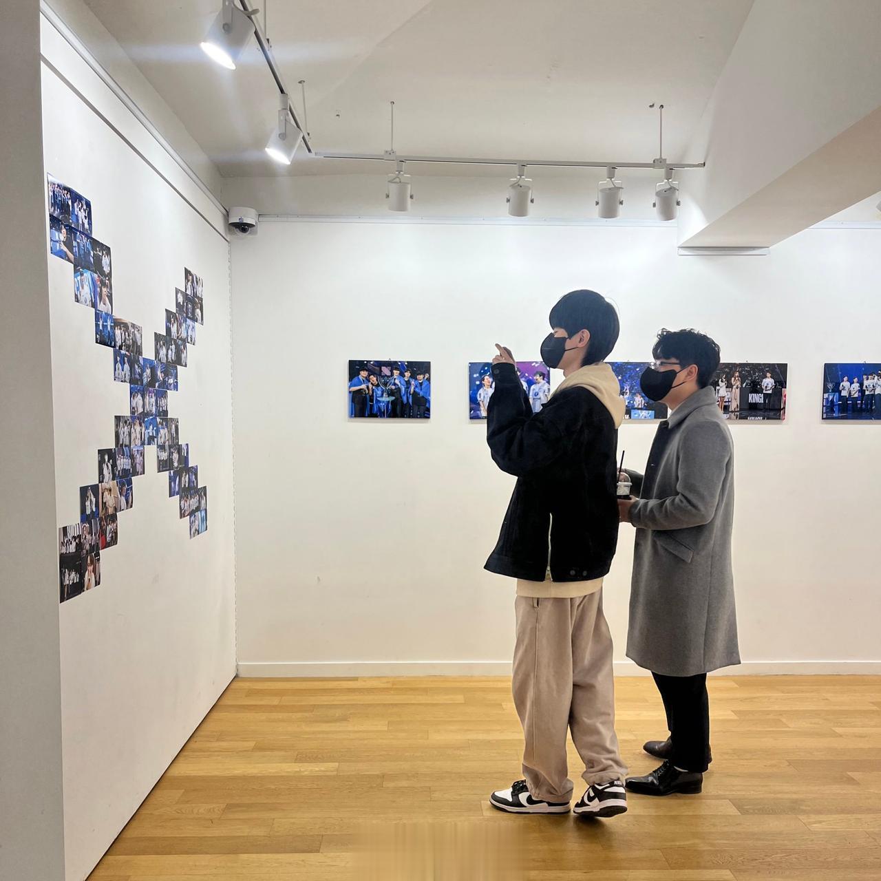 Deft选手和Ssong监督来粉丝办的夺冠应援咖啡厅打卡了&copy;suhorin、chodef_ggtwi