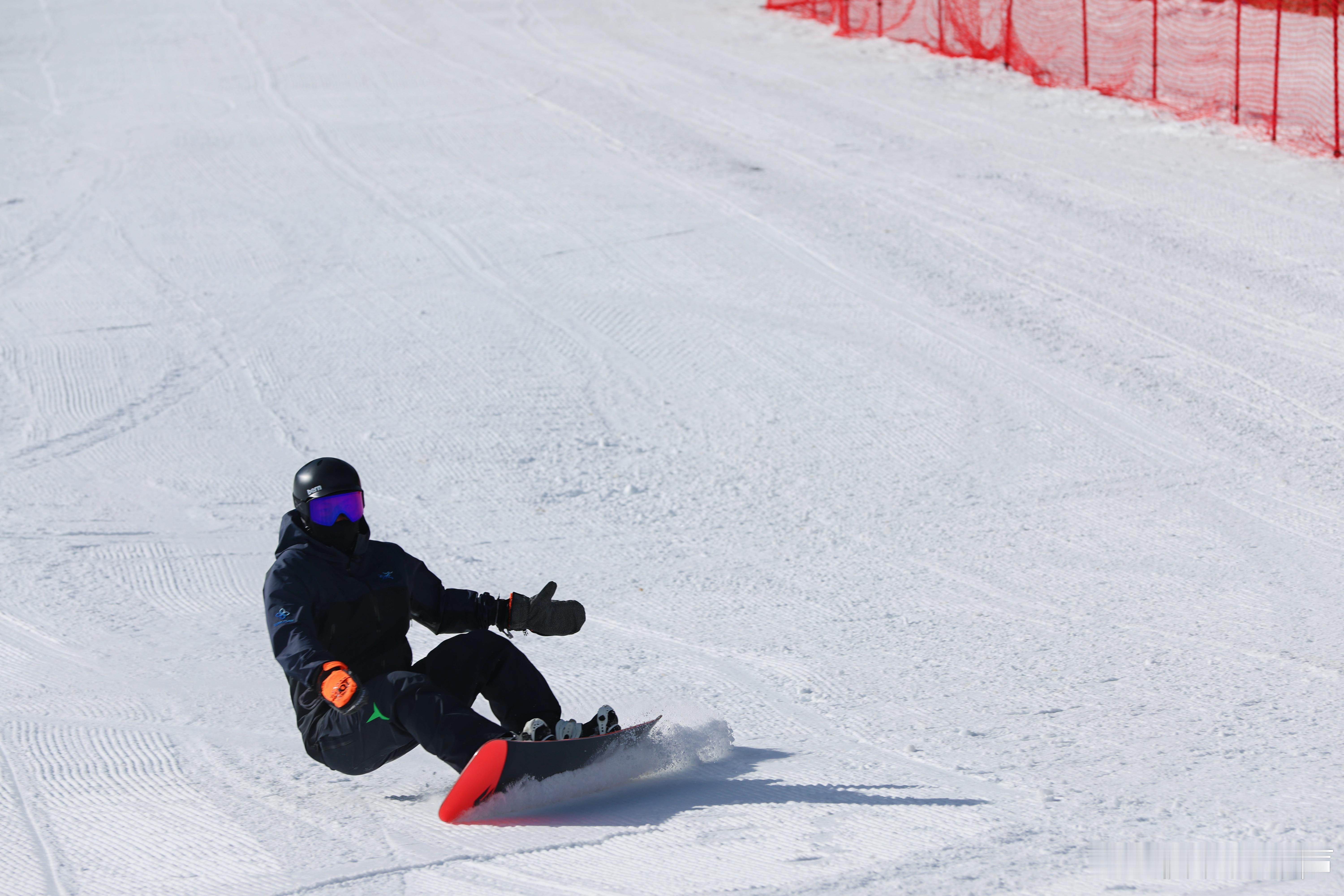 冬季到云南来旅居云南的冬日从不单调，香格里拉雪山藏着纯白浪漫，滑雪场藏着运动热血