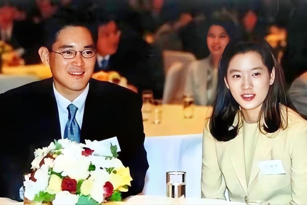 李在镕，贵为三星总裁，外表儒雅实则心狠手辣，设计侵吞岳父财产，被疑谋杀亲生妹妹。