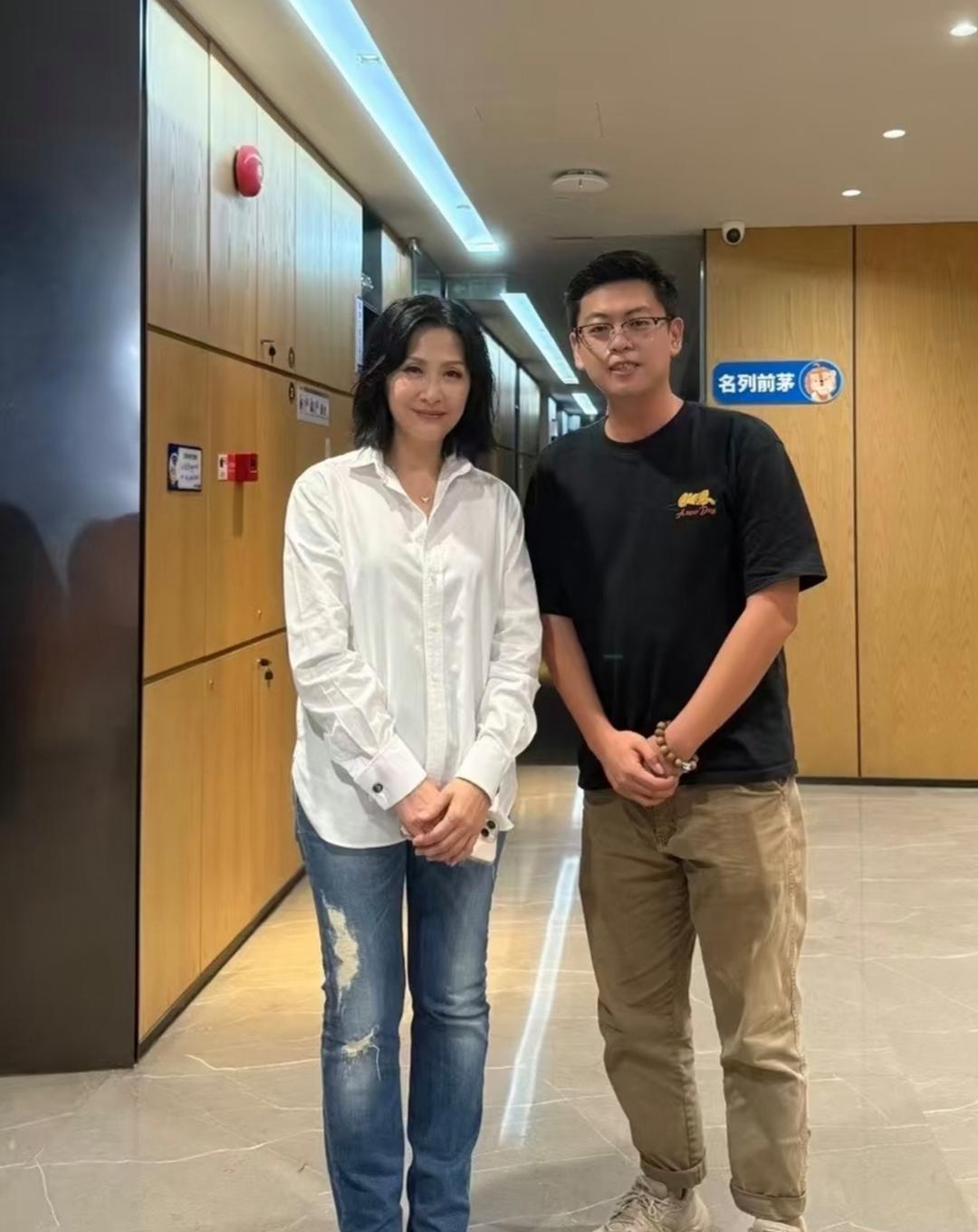 前TVB女星陈慧珊在深圳教英语课被偶遇，打扮朴素了很多。54岁的她身穿白衬衫