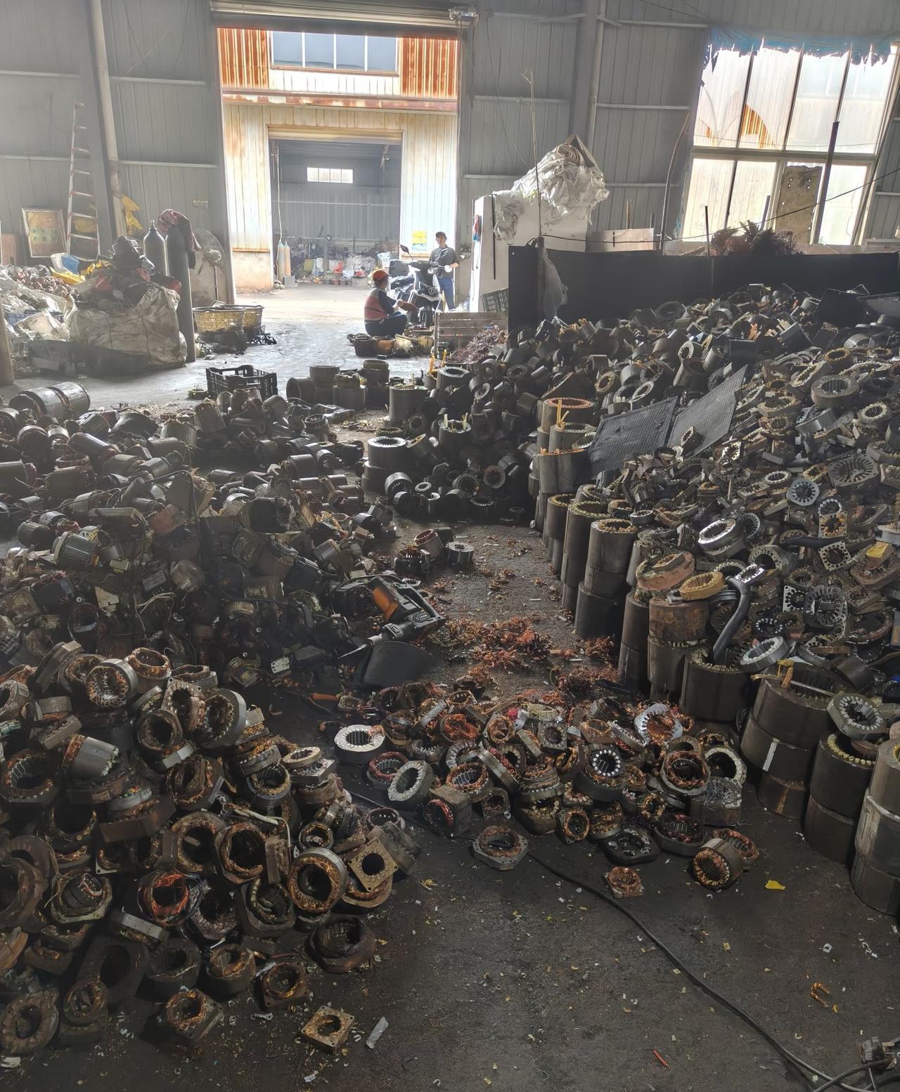 我老表开了一个专门收购电机的废品厂，把铜线拆出来卖废铜，他说现在废铜线可以卖到7