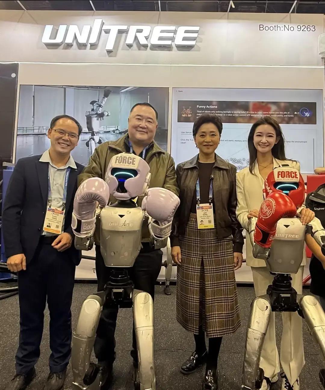 杨澜拉着老公吴征逛CES被拍，照片里她穿灰色西装，脸有点浮肿，妆也比以前厚。有