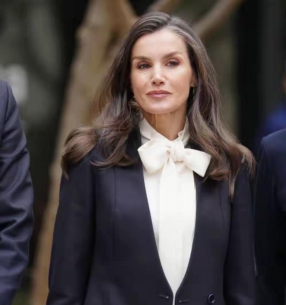 轻青丝白发又如何？莱后，依然能秀出自信！年过50的莱后，又开始出来活动了，这一