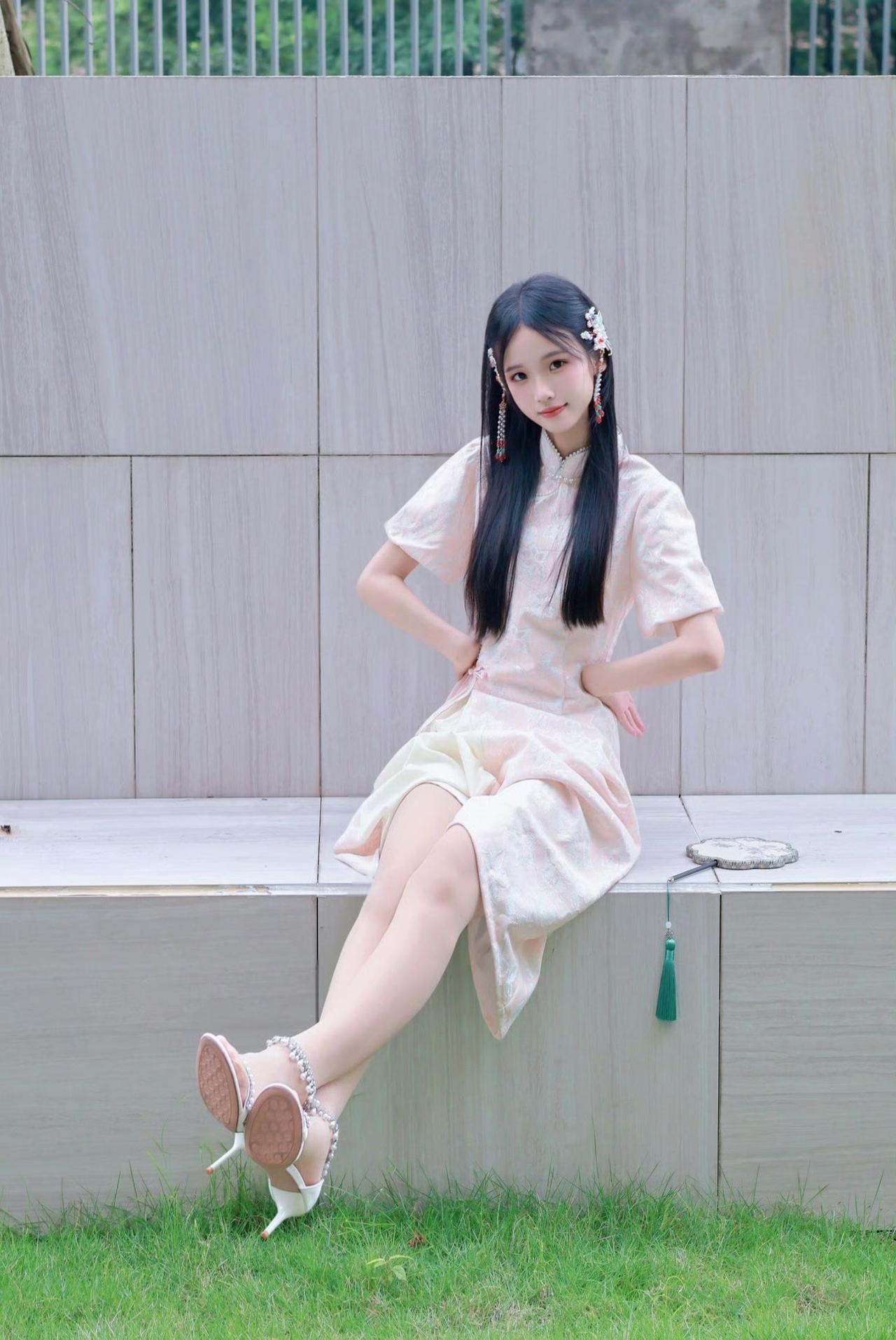 这套是“清新柔美的新中式”穿搭，适配简约户外场景，国风韵味与少女感兼具：-