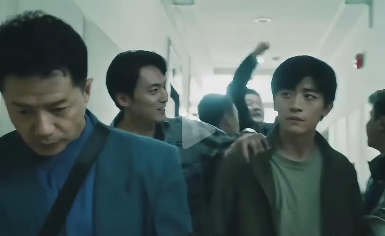 《扫毒风暴》剧中卢少骅生活原型是1999年的刘招华。卢少骅不嫖不赌，不抽烟不喝