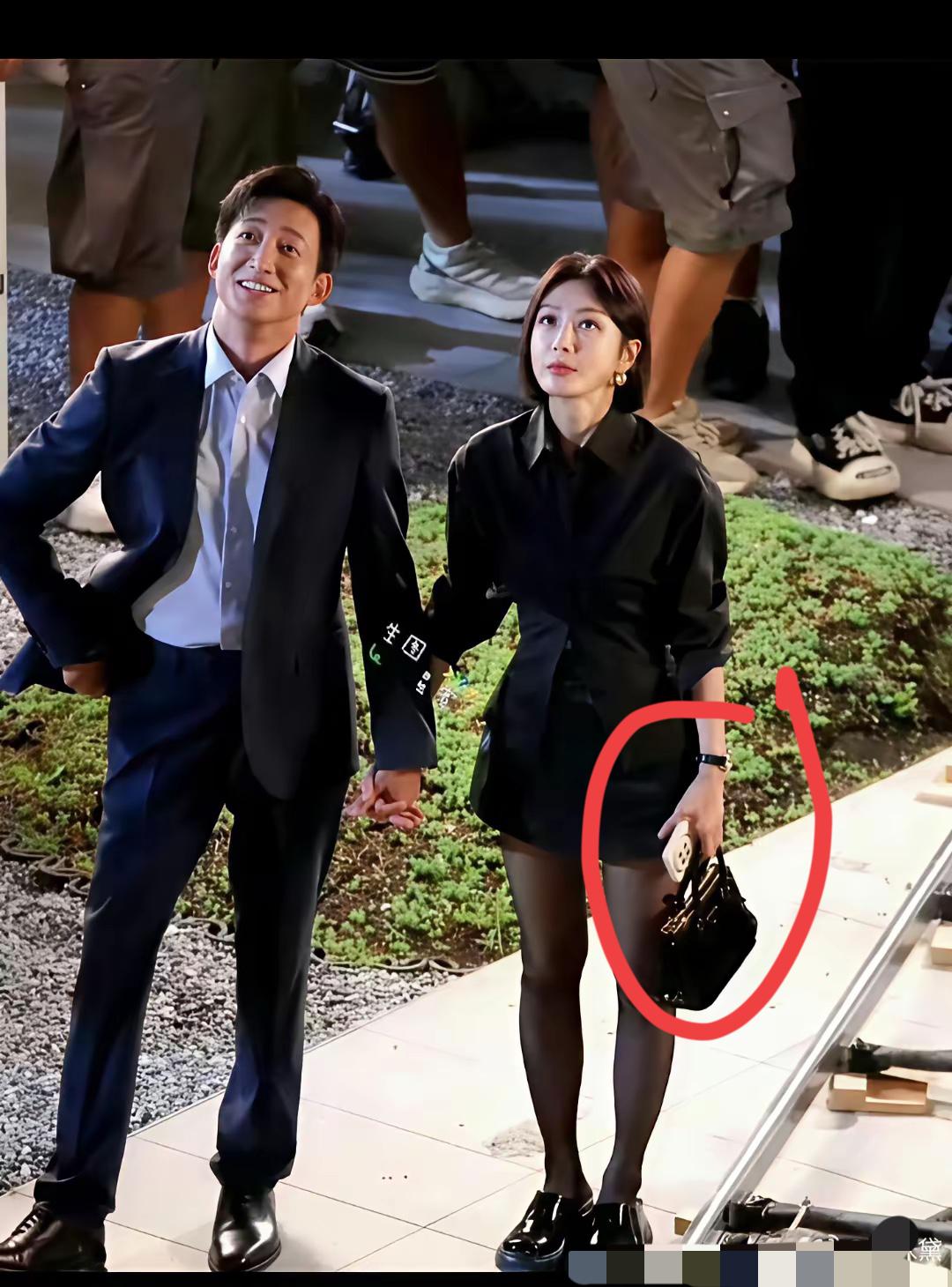 秦岚用的手机是什么牌子的？非常高端