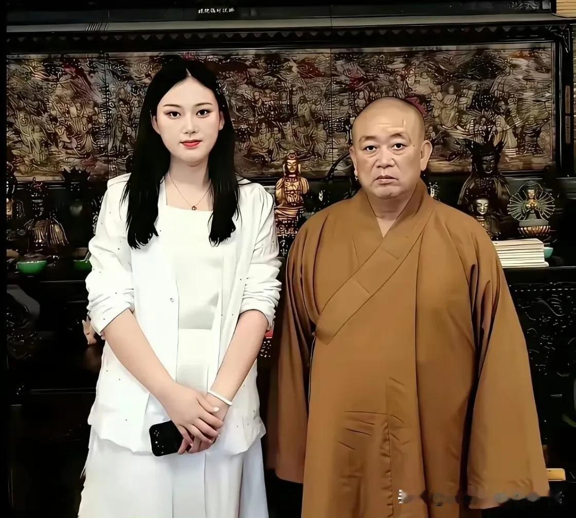 大和尚与美女。佛教戒律，和尚不近女色，释永信大和尚据传身边美女如云。现在不知道大