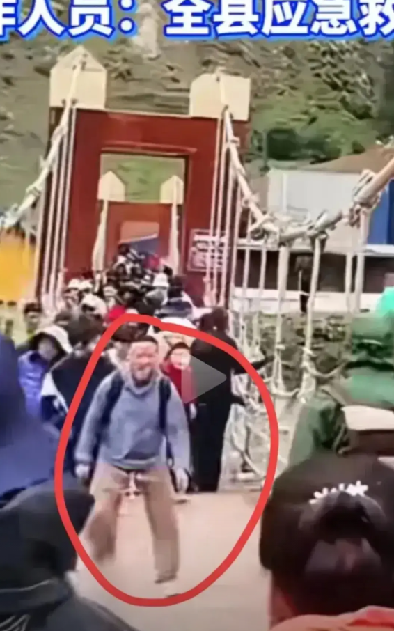 新疆景区桥塌事件，照片上这个男的这辈子，估计最后悔就是去了这趟旅行，好好的旅行，